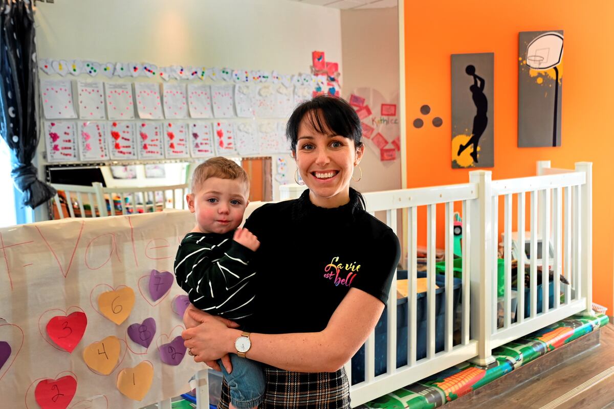 Raphaëlle Laforest-Allard, ici accompagnée de son petit Étienne, 15 mois, a offert son aide pour aller épauler ses collègues de Laval.