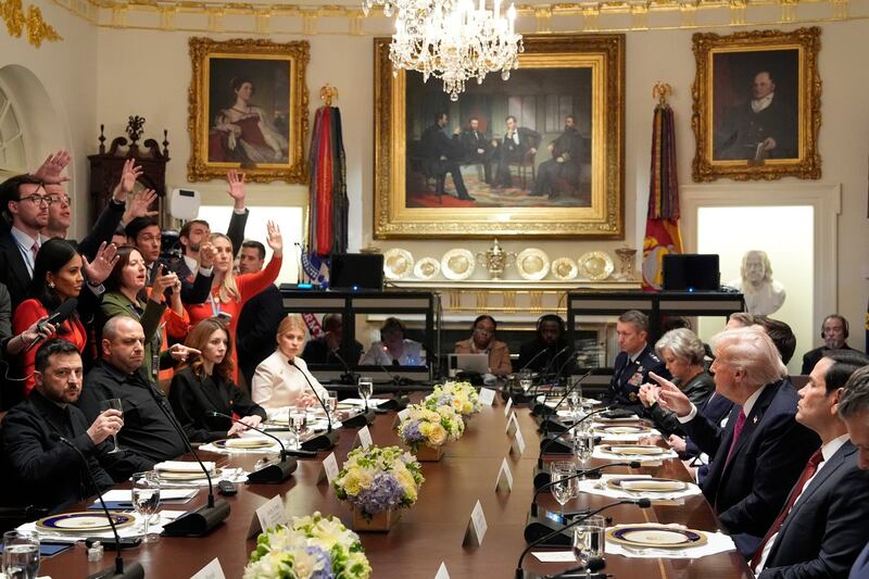 Le président Donald Trump et le président ukrainien Volodymyr Zelensky répondent aux questions des journalistes avant un repas dans la salle du Cabinet de la Maison-Blanche, le vendredi 17 octobre 2025, à Washington